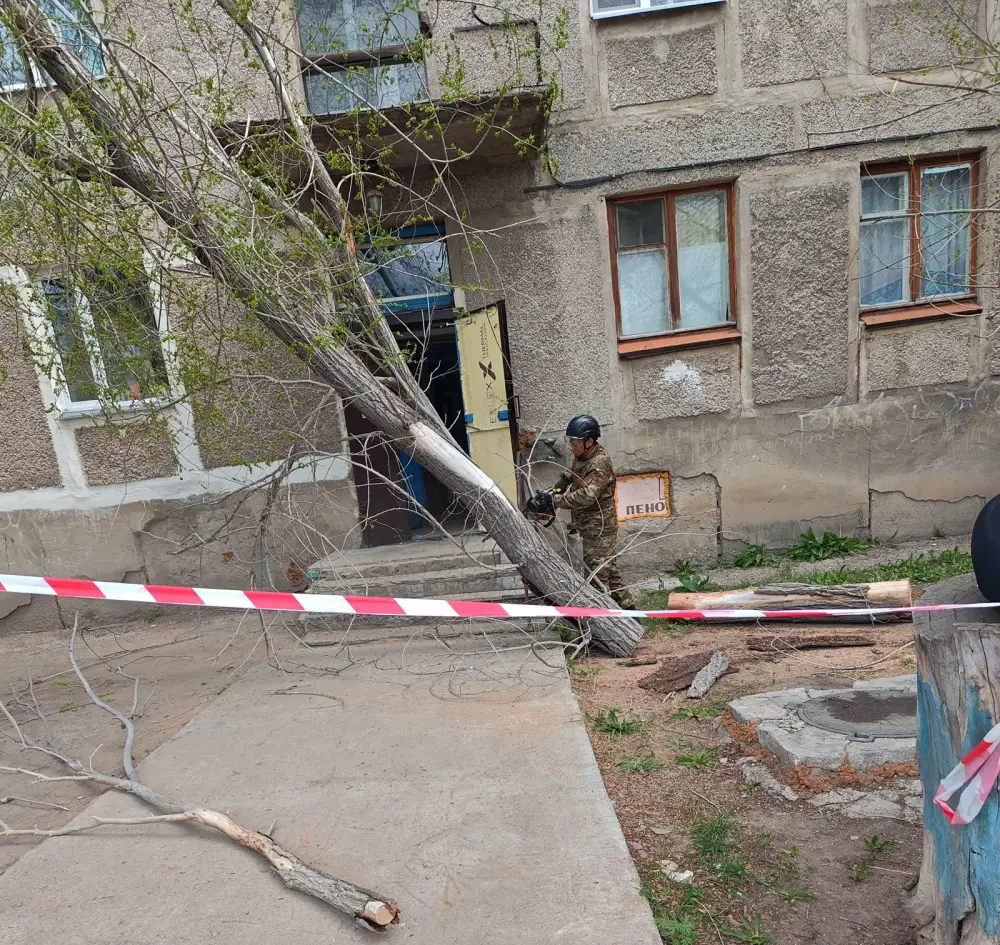 Социальные последствия сильного ветра в Карагандинской области: разрушения и ущерб для населения Актобе