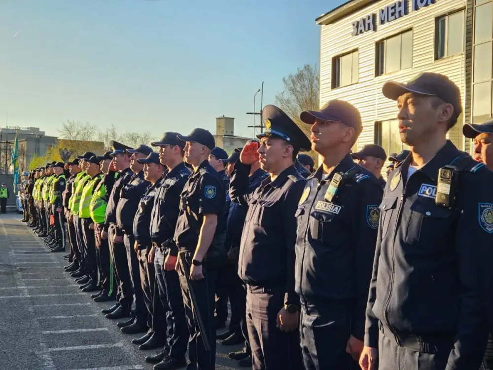 Полицейских, спасших девушку, наградили в Караганде (3)