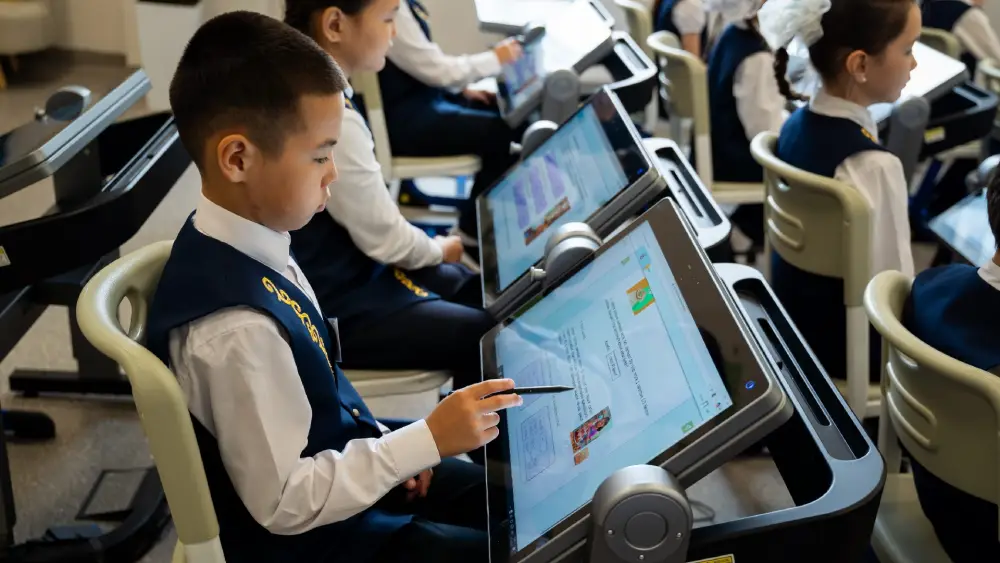 Аида Балаева ознакомилась с TopIQ Smart Class в столичной школе (3)