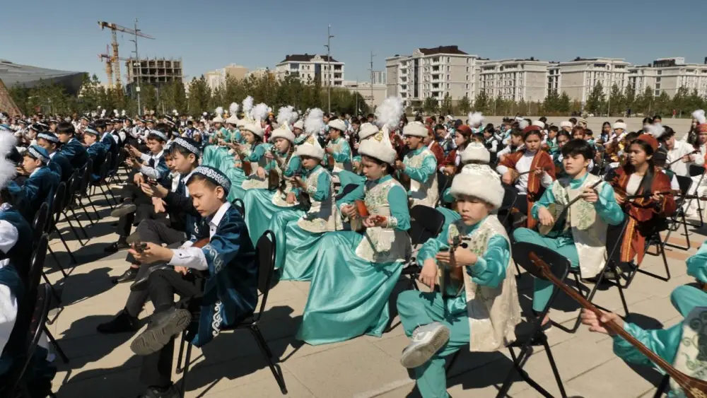 В Астане 2000 школьников одновременно исполнили кюй «Алтын ұя» (3)