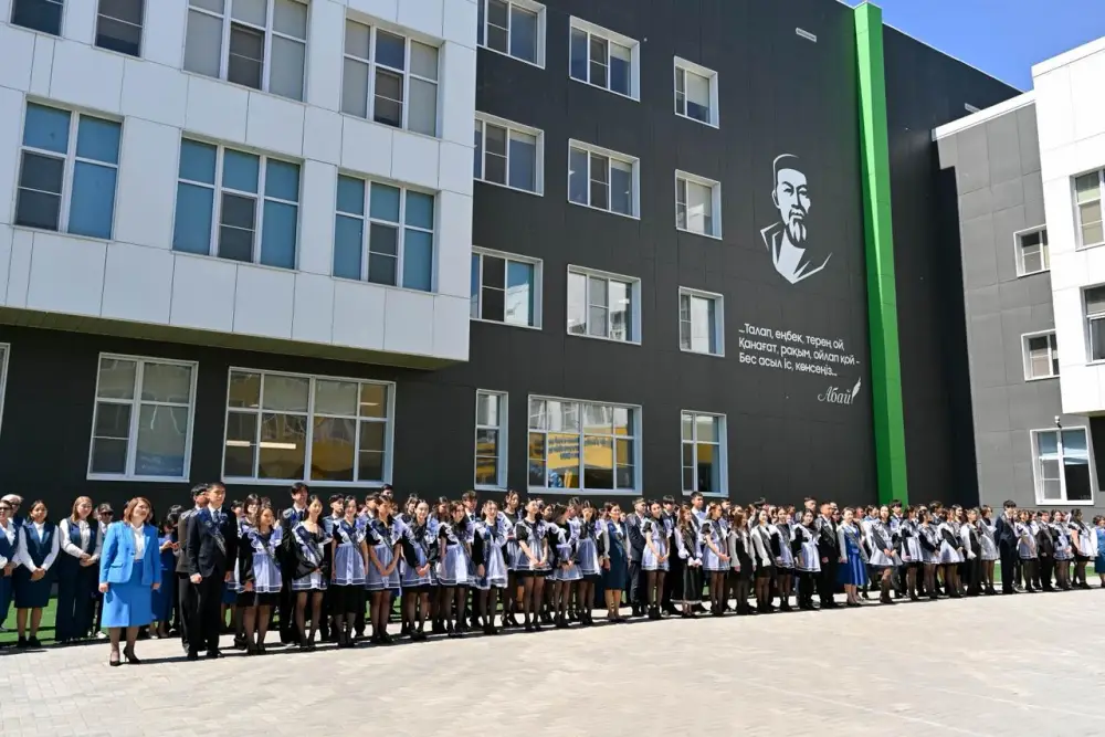 В Абайской области более 6 тысяч учащихся получили аттестаты об окончании школы Актобе
