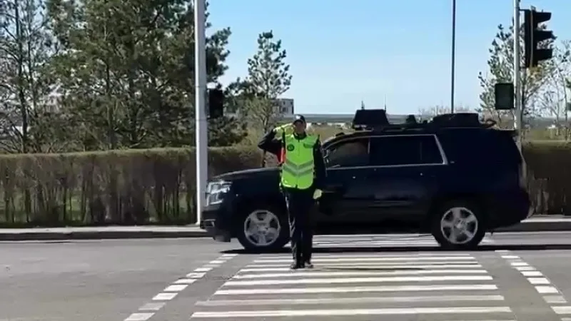 Капитан полиции в Астане попросил прохожего снять его на видео во время службы, когда мимо проезжали кортежи, и это неожиданное обращение стало вирусным. Пользователи соцсетей активно обсуждают этот момент, отмечая необычность ситуации и креативный подход Актобе