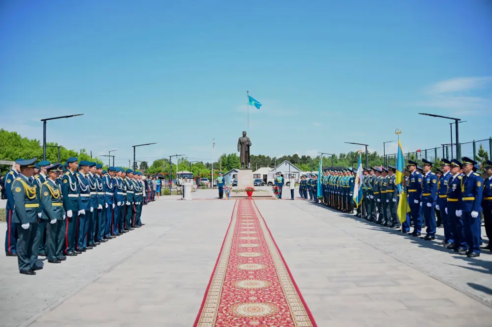 Казахстанские военнослужащие отмечают 102 года со дня рождения генерала Сагадата Нурмагамбетова Актобе