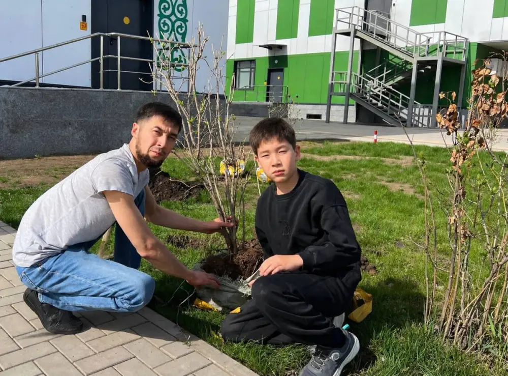 В Астане высадили 10 яблонь и 10 саженцев смородины в рамках мероприятия «Сад будущего» Актобе