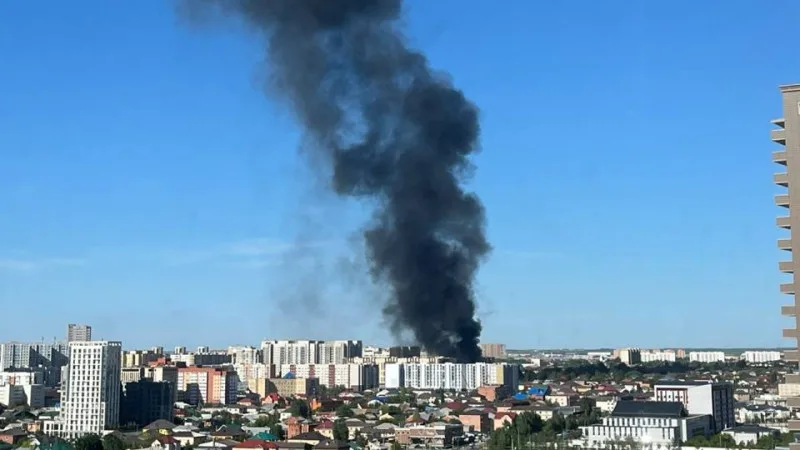 Пламя охватило небеса: в Астане двухэтажное здание стало жертвой огненного вихря Актобе