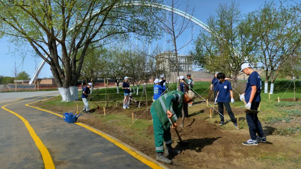 Около 300 деревьев высадили столичные жители в парке «Ататюрк» (6)
