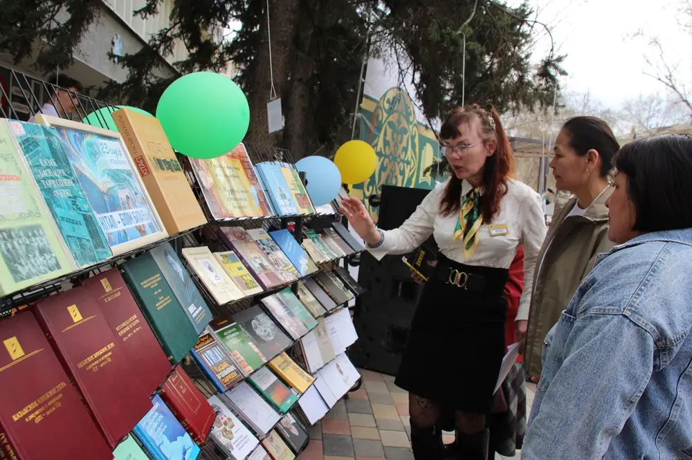 В Усть-Каменогорске состоялось мероприятие «Open Library: Библиотека под открытым небом» (9)