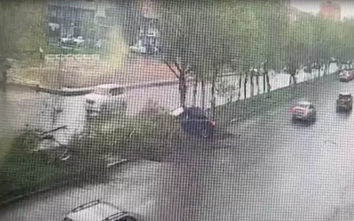 Машина вылетела на разделительную полосу и снесла деревья в центре города Актобе