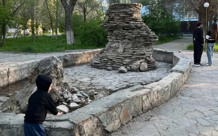 Фонтан в сквере отключен: жители обеспокоены отсутствием воды и планами на восстановление Актобе