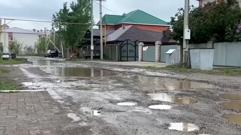 Жители элитного района в центре Актобе жалуются на отсутствие асфальтированных дорог, вынуждены передвигаться по грязи. Актобе
