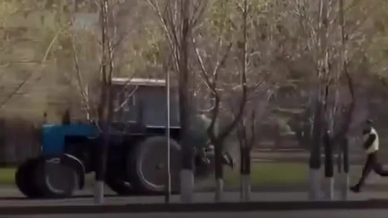 Погоня за трактором в Астане: водитель пытался скрыться от полиции - видео Актобе