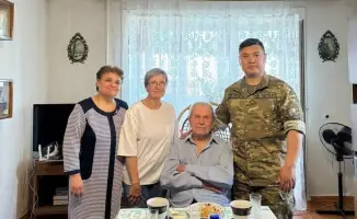 Военнослужащие России поздравили ветерана труда с 93-летием, подчеркивая важность уважения к ветеранам