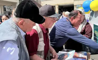 В Туркестане прошла акция по бесплатной раздаче 120 книг в честь Национального дня книги