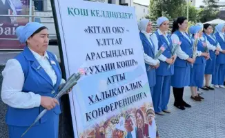 Литературная делегация Туркестана возложила цветы к памятнику Шарафу Рашидову в Джизаке