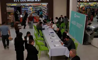 Партия AMANAT проводит общественную приемную в столичном ТРЦ, способствуя диалогу между гражданами и властями
