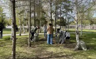 Казахские дипломаты участвуют в экологической акции Таза Қазақстан