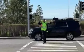 Капитан полиции в Астане попросил прохожего снять его на видео во время службы, когда мимо проезжали кортежи, и это неожиданное обращение стало вирусным. Пользователи соцсетей активно обсуждают этот момент, отмечая необычность ситуации и креативный подход