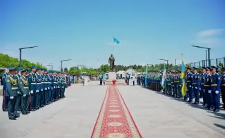 Казахстанские военнослужащие отмечают 102 года со дня рождения генерала Сагадата Нурмагамбетова