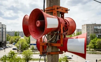 Сирены в городе: Как сообщества реагируют на предупреждения о чрезвычайных ситуациях