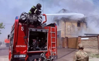 Крупный пожар в Астане: видео клубов черного дыма с двухэтажного здания в районе Сарыарка