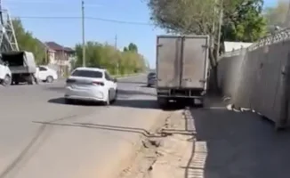 Жители города выражают недовольство состоянием тротуаров, которые не позволяют легко передвигаться с колясками. Многие мамы сталкиваются с трудностями, вынужденные искать обходные пути или ждать, пока кто-то поможет.