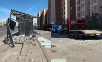 Эвакуатор протаранил остановку в Астане на улице Айтматова: кадры с места происшествия