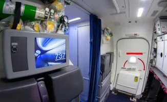 Пассажир United Airlines попытался открыть дверь самолета в полете: инцидент едва не привел к катастрофе