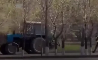 Погоня за трактором в Астане: водитель пытался скрыться от полиции - видео
