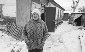В Актобе скончалась 72-летняя пенсионерка, жившая в условиях крайней нужды: без света, воды и газа. Ее история привлекла внимание общественности, и соседи вместе с волонтерами оказывали ей помощь до последнего момента.