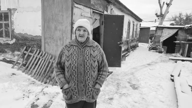 В Актобе скончалась 72-летняя пенсионерка, жившая в условиях крайней нужды: без света, воды и газа. Ее история привлекла внимание общественности, и соседи вместе с волонтерами оказывали ей помощь до последнего момента. Актобе