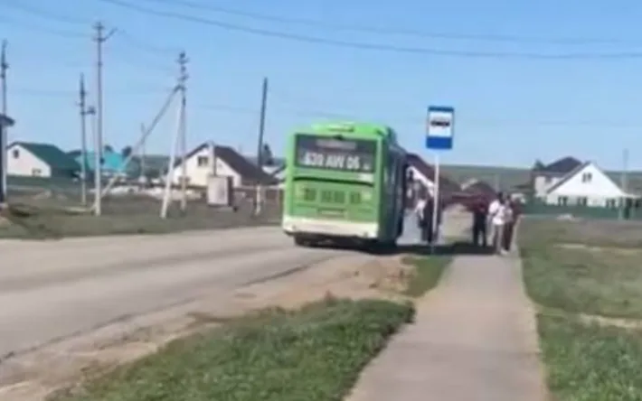 Жители города ожидают автобус на открытой остановке: задержка в расписании вызывает недовольство Актобе