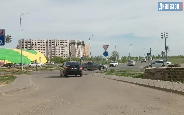 Неопределенность на дорогах: водители теряются в недоразумении из-за отсутствия ясных указаний, что может привести к авариям и заторам Актобе