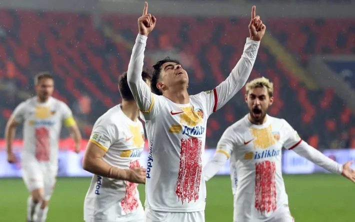 Футбольный клуб 'Актобе' принял решение отказаться от услуг турецкого полузащитника, что стало неожиданностью для многих болельщиков и экспертов. Это решение связано с необходимостью оптимизации состава и улучшения командной динамики. Актобе