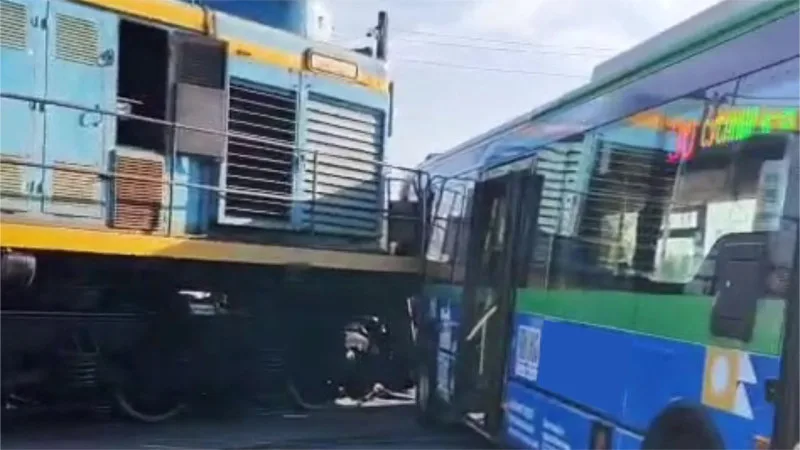 Автобус и поезд: столкновение на переезде в Астане Актобе