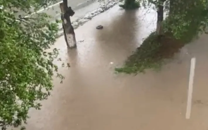 Актобе под водяным покрывалом: город, как корабль, борется с ливневыми штормами Актобе