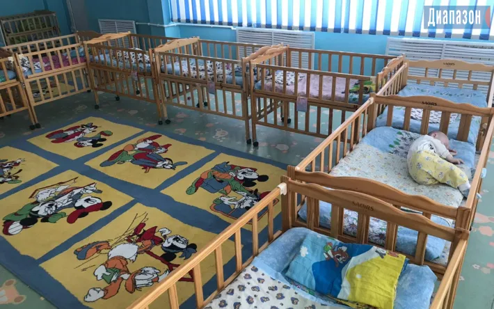 В Актобе в Дом ребенка был переведен новорожденный, найденный в пакете. Ситуация вызывает обеспокоенность у местных жителей и социальных служб. Актобе