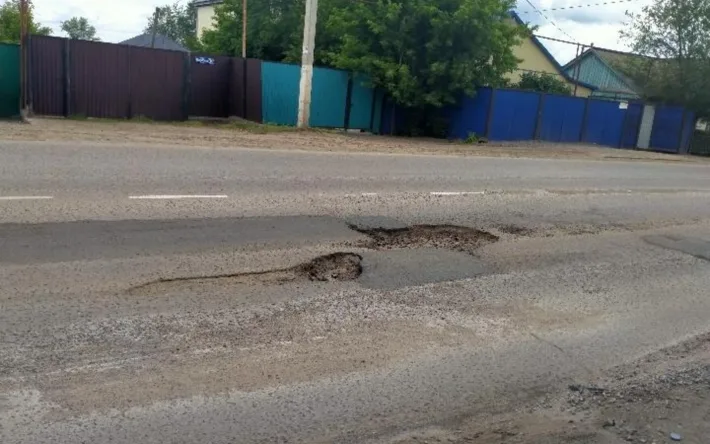 На дороге возникла опасная яма: автомобиль остался без колеса Актобе