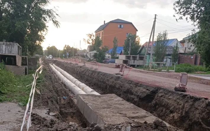 Перекрытие улицы вызывает затруднения у пешеходов: жители не знают, как передвигаться по району Актобе