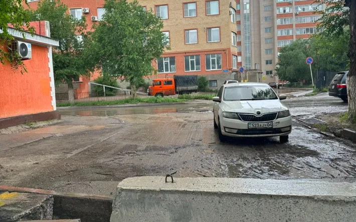 Проблемы городской инфраструктуры: жители обращаются к альтернативным решениям вместо традиционных плиточных покрытий Актобе
