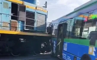 Автобус и поезд: столкновение на переезде в Астане