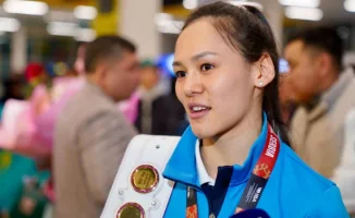 Казахстанская боксёрша Алуа Балкибекова с разгромом вышла в четвертьфинал Кубка мира по боксу