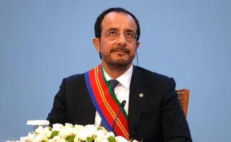 Президент Кипра прибыл в Астану: оператор снимает потолок и орнамент в Дворце независимости