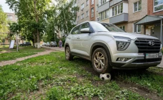 Парковка на дворовых газонах: актюбинцы требуют справедливости и штрафов