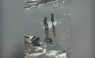 Дети весело играют в луже после дождя: радость и простота детства на улице города