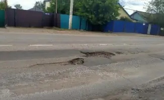 На дороге возникла опасная яма: автомобиль остался без колеса