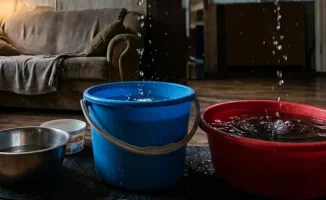 Соседи в многоквартирном доме отказались скидываться на ремонт крыши, вызвав недовольство среди жителей. На собрании собственников, прошедшем накануне, большинство проголосовало против финансирования работ. Юрист, присутствовавший на встрече, рекомендовал