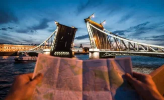 Санкт-Петербург: бумажные карты — спасательный круг для туристов в море цифровых волн