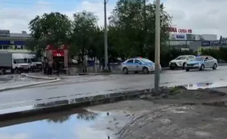 Водители, будьте осторожны: пр. Нокина превратился в морскую акваторию — участок дороги закрыт из-за наводнения!