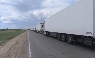 Павлодар: Многокилометровая пробка на границе с Россией