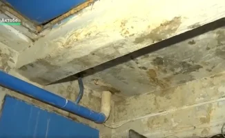 Актобе: Пятиэтажка на грани потопа — жители собирают дождевую воду, как рыбаки в бурю